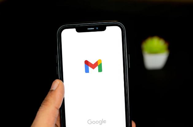 Gmail : l'IA débarque sur Android et iPhone pour écrire vos e-mails, voilà comment ça marche